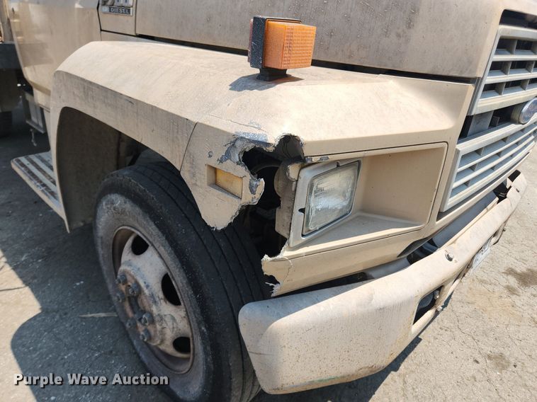 image for item LX9588 1992 Ford F700  flatbed truck