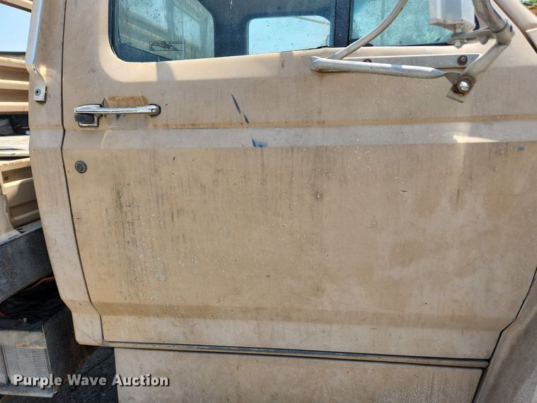 image for item LX9588 1992 Ford F700  flatbed truck