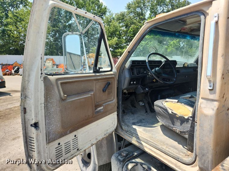 image for item LX9588 1992 Ford F700  flatbed truck