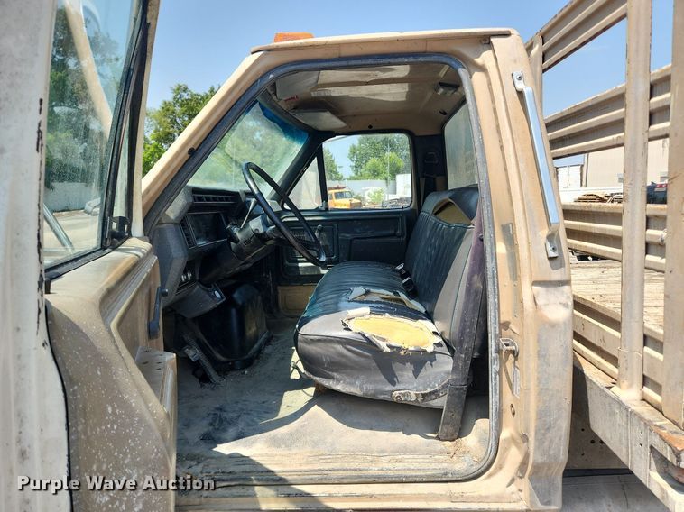 image for item LX9588 1992 Ford F700  flatbed truck