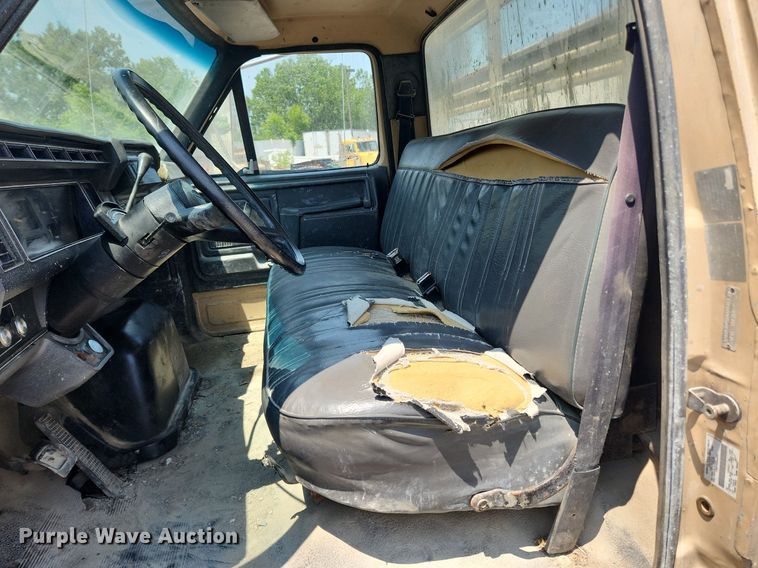 image for item LX9588 1992 Ford F700  flatbed truck