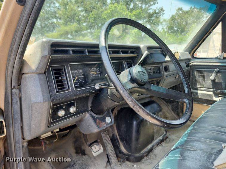 image for item LX9588 1992 Ford F700  flatbed truck