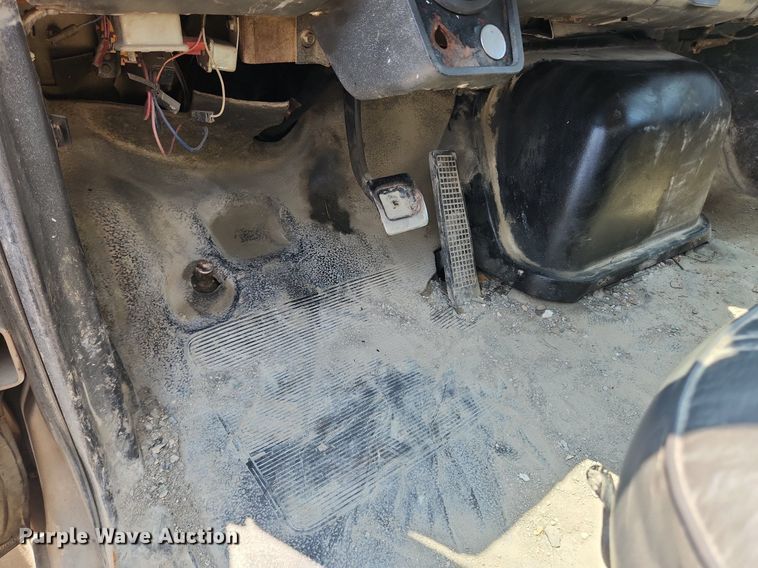 image for item LX9588 1992 Ford F700  flatbed truck