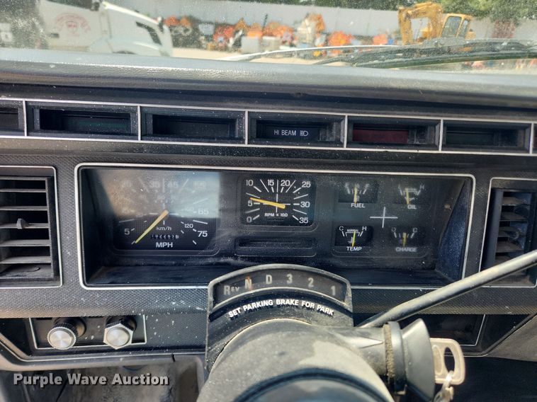 image for item LX9588 1992 Ford F700  flatbed truck