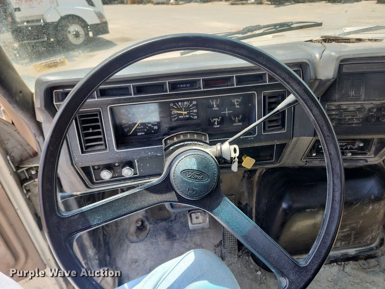 image for item LX9588 1992 Ford F700  flatbed truck