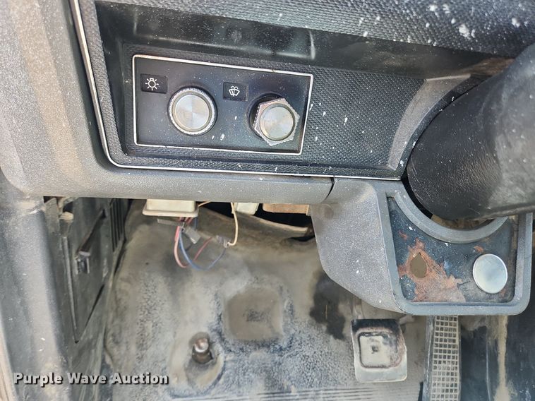 image for item LX9588 1992 Ford F700  flatbed truck