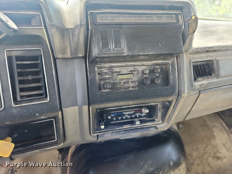 image for item LX9588 1992 Ford F700  flatbed truck