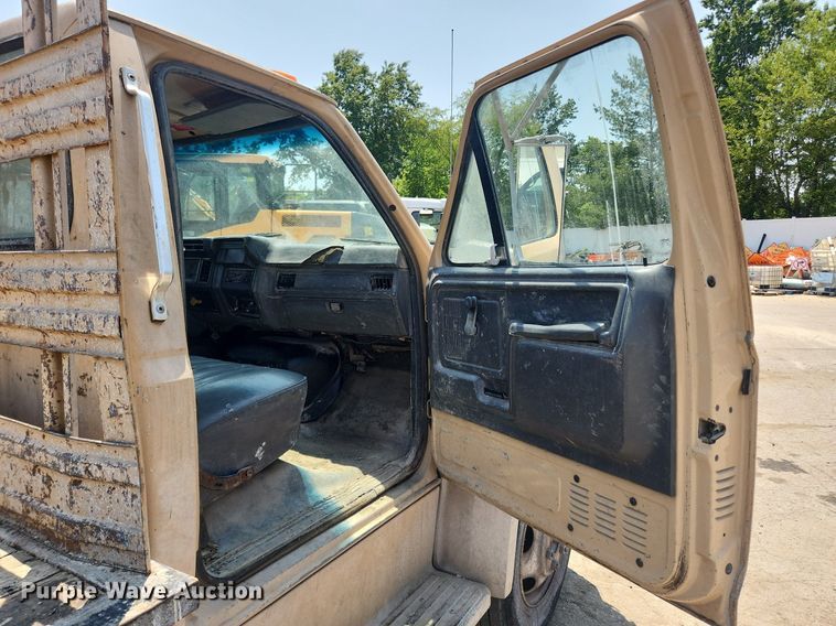 image for item LX9588 1992 Ford F700  flatbed truck