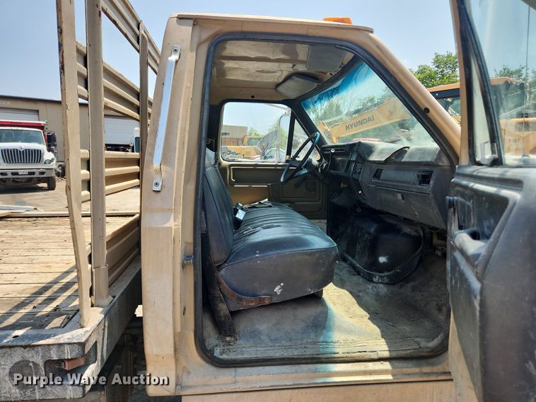 image for item LX9588 1992 Ford F700  flatbed truck