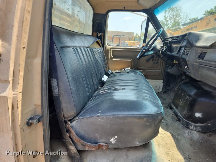 image for item LX9588 1992 Ford F700  flatbed truck