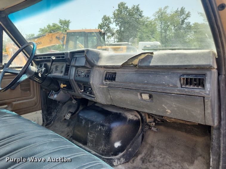 image for item LX9588 1992 Ford F700  flatbed truck