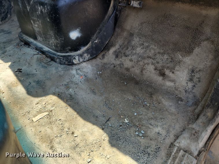 image for item LX9588 1992 Ford F700  flatbed truck