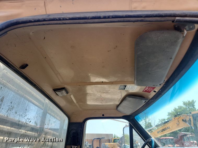 image for item LX9588 1992 Ford F700  flatbed truck