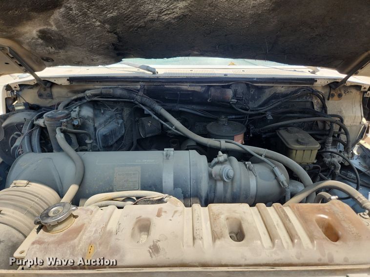 image for item LX9588 1992 Ford F700  flatbed truck