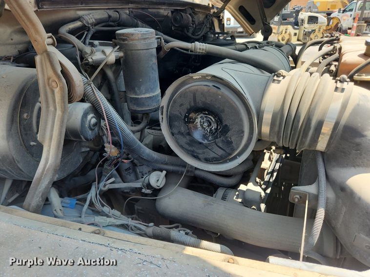 image for item LX9588 1992 Ford F700  flatbed truck