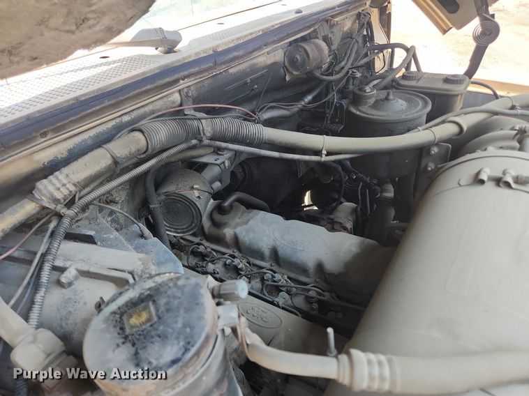 image for item LX9588 1992 Ford F700  flatbed truck