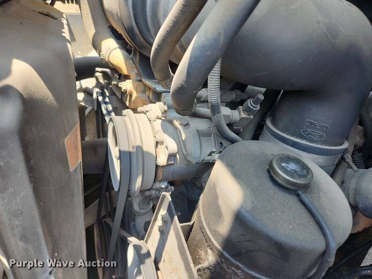 image for item LX9588 1992 Ford F700  flatbed truck