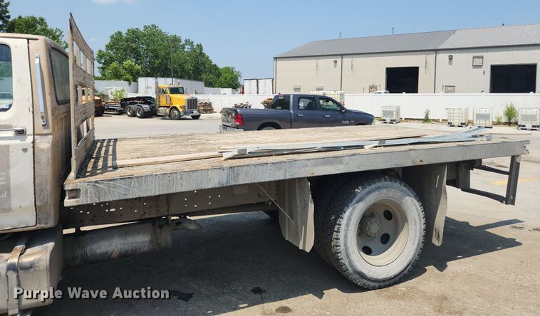 image for item LX9588 1992 Ford F700  flatbed truck