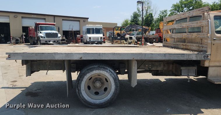 image for item LX9588 1992 Ford F700  flatbed truck