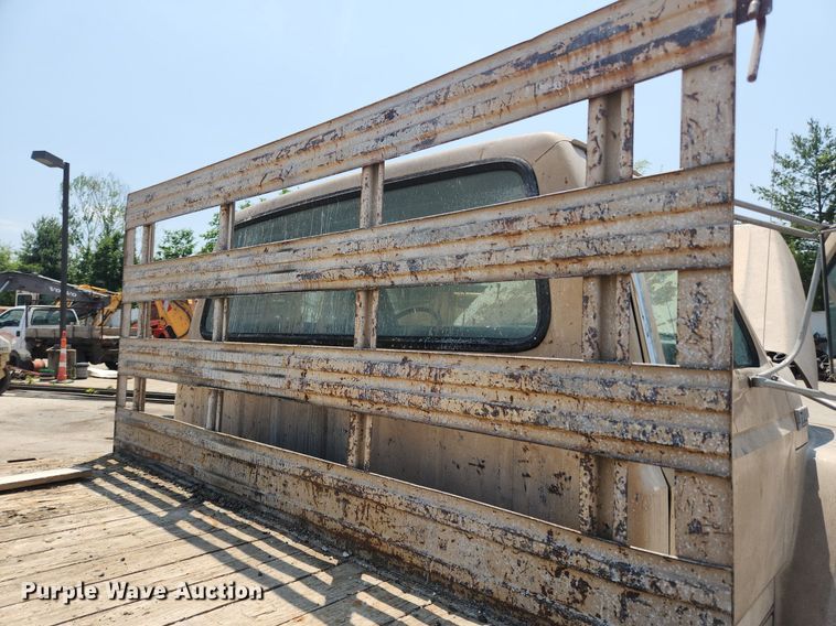 image for item LX9588 1992 Ford F700  flatbed truck