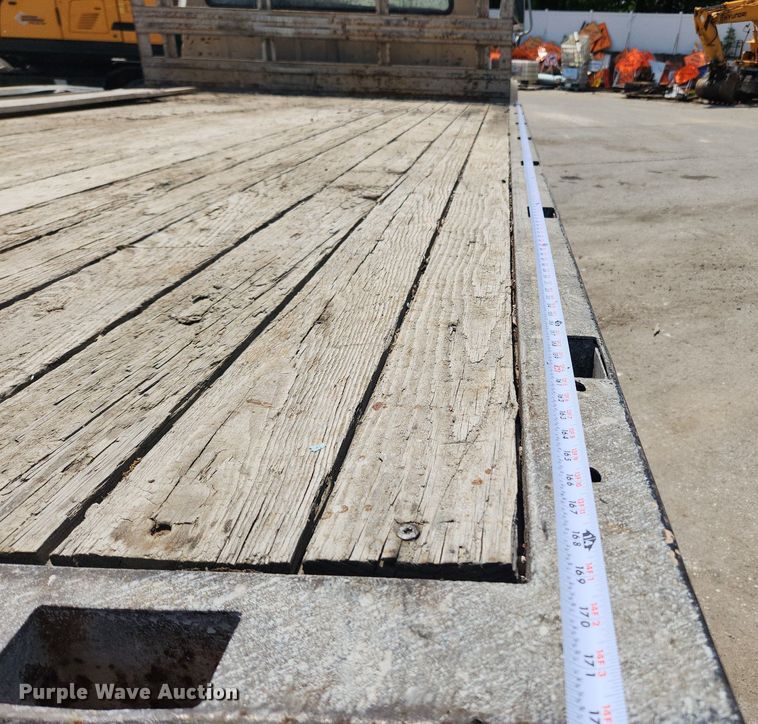 image for item LX9588 1992 Ford F700  flatbed truck