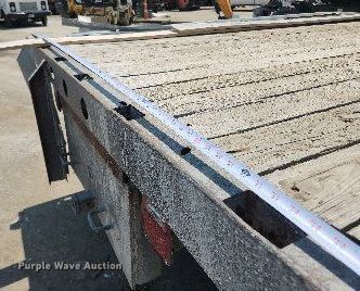 image for item LX9588 1992 Ford F700  flatbed truck