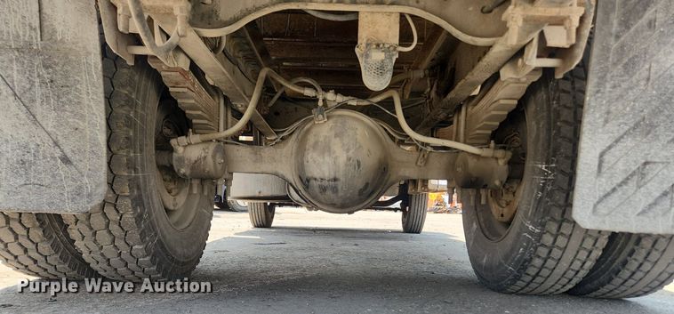 image for item LX9588 1992 Ford F700  flatbed truck