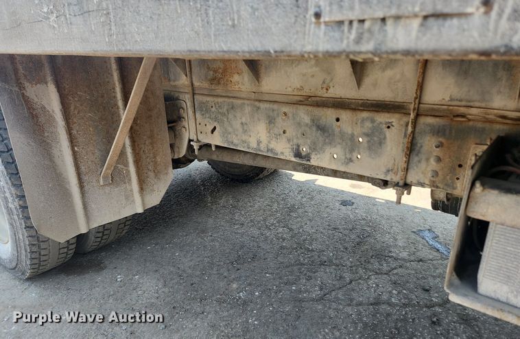 image for item LX9588 1992 Ford F700  flatbed truck