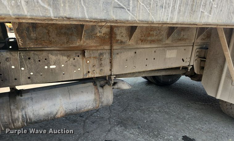 image for item LX9588 1992 Ford F700  flatbed truck