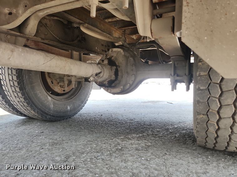 image for item LX9588 1992 Ford F700  flatbed truck