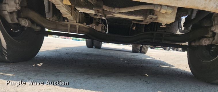 image for item LX9588 1992 Ford F700  flatbed truck