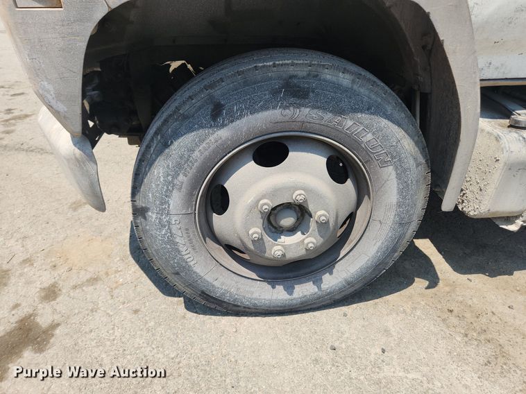 image for item LX9588 1992 Ford F700  flatbed truck