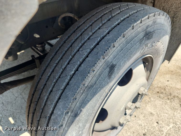 image for item LX9588 1992 Ford F700  flatbed truck