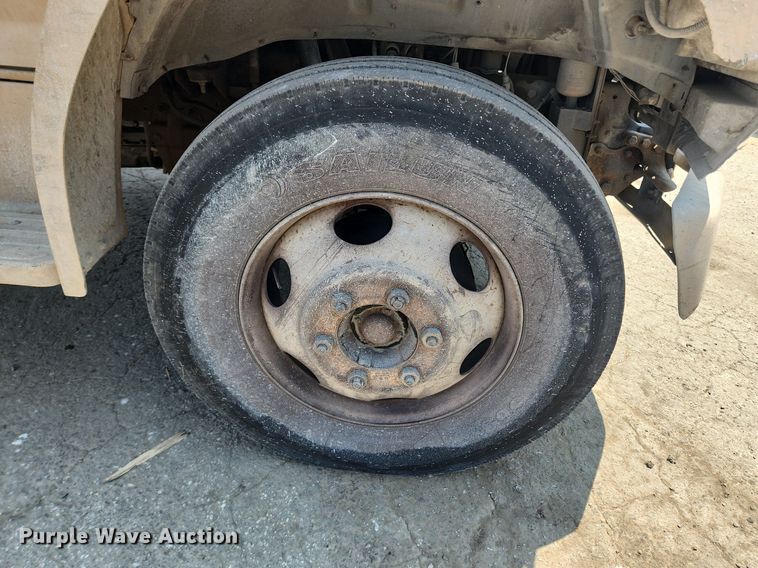 image for item LX9588 1992 Ford F700  flatbed truck