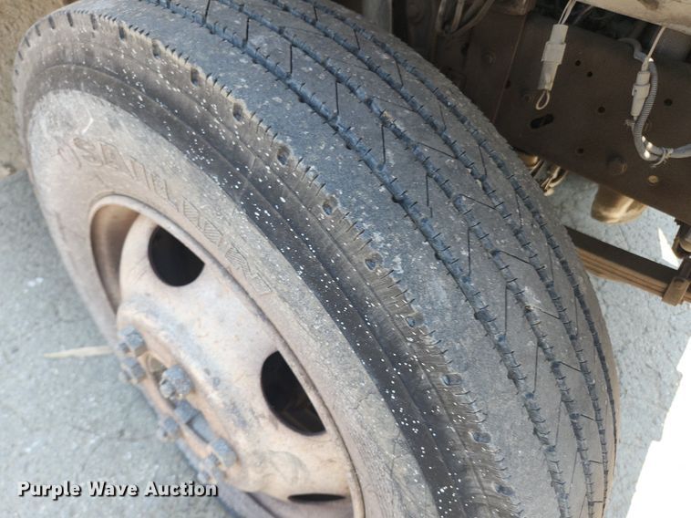 image for item LX9588 1992 Ford F700  flatbed truck