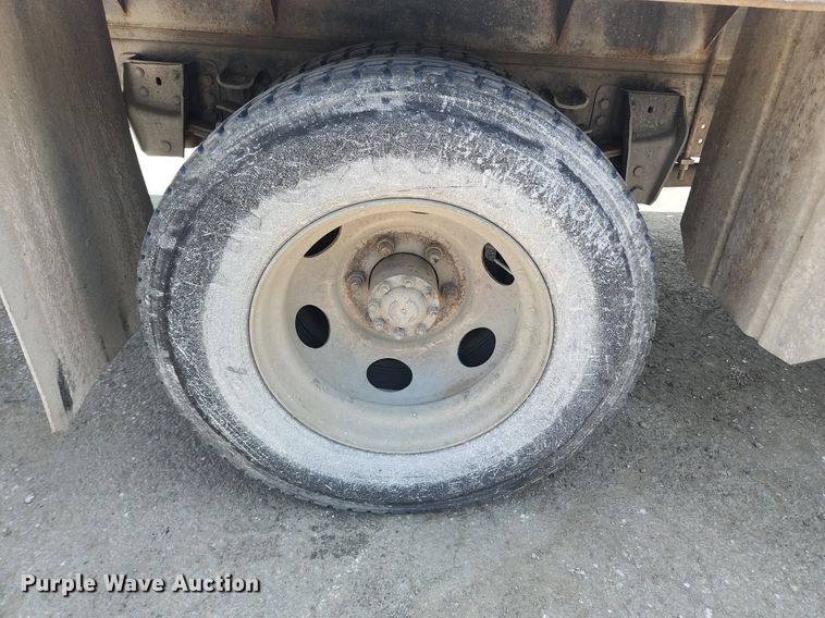 image for item LX9588 1992 Ford F700  flatbed truck