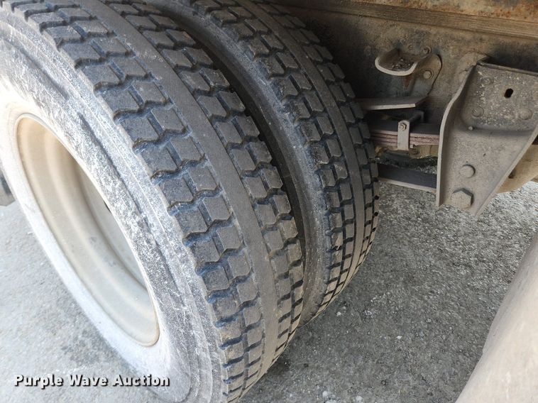 image for item LX9588 1992 Ford F700  flatbed truck