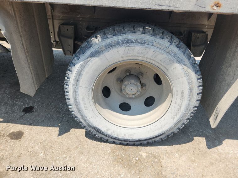 image for item LX9588 1992 Ford F700  flatbed truck