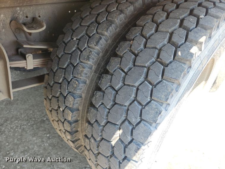 image for item LX9588 1992 Ford F700  flatbed truck