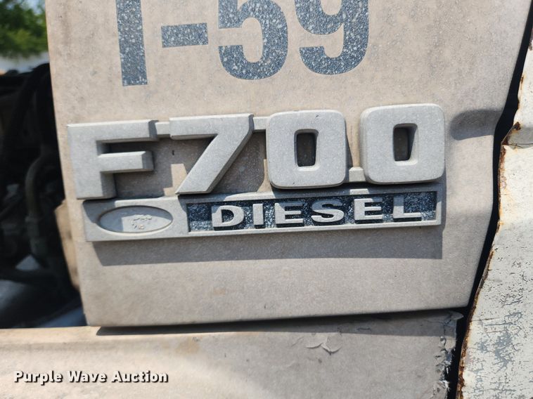 image for item LX9588 1992 Ford F700  flatbed truck