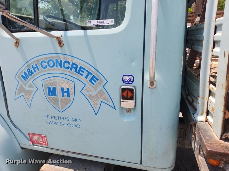 image for item LX9589 1991 International 4600  flatbed truck