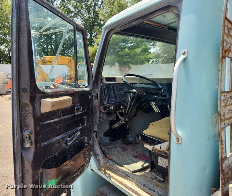 image for item LX9589 1991 International 4600  flatbed truck