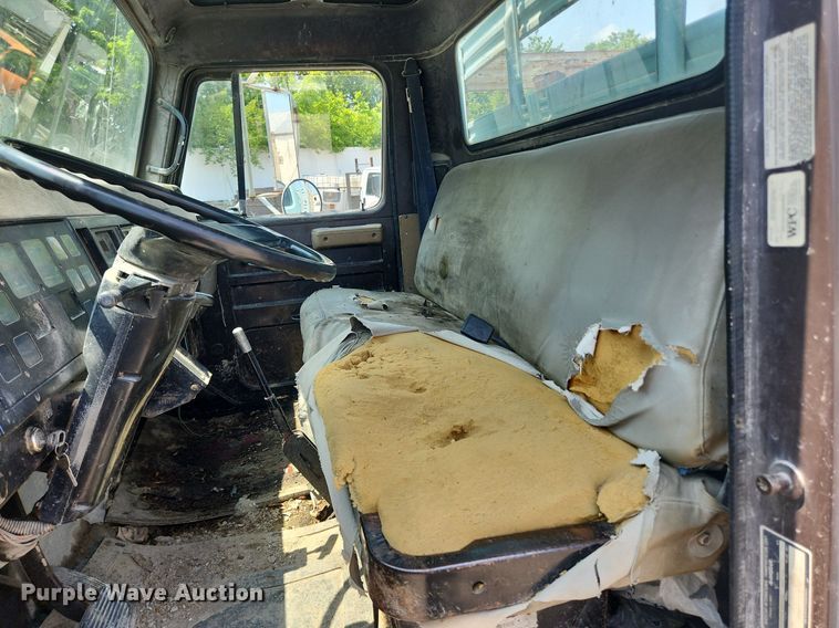 image for item LX9589 1991 International 4600  flatbed truck