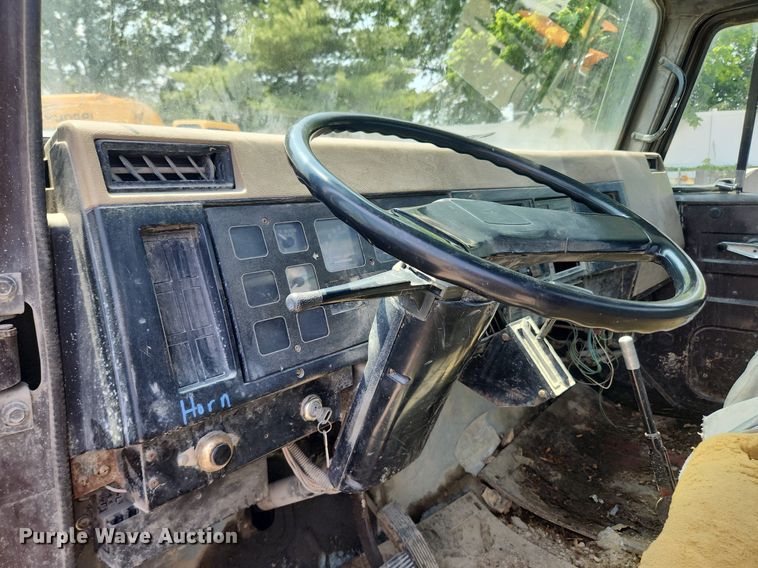 image for item LX9589 1991 International 4600  flatbed truck