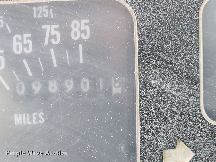 image for item LX9589 1991 International 4600  flatbed truck