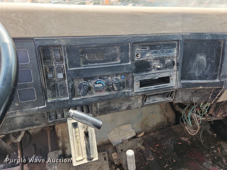 image for item LX9589 1991 International 4600  flatbed truck