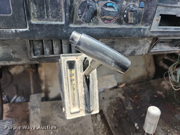 image for item LX9589 1991 International 4600  flatbed truck