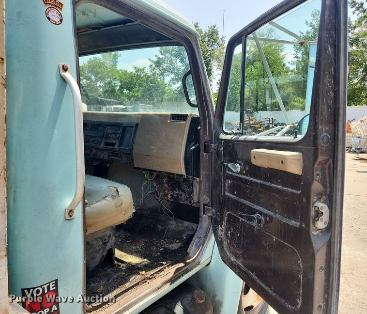 image for item LX9589 1991 International 4600  flatbed truck