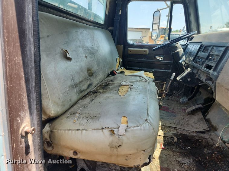 image for item LX9589 1991 International 4600  flatbed truck