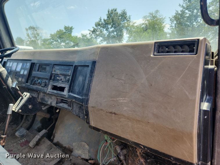 image for item LX9589 1991 International 4600  flatbed truck